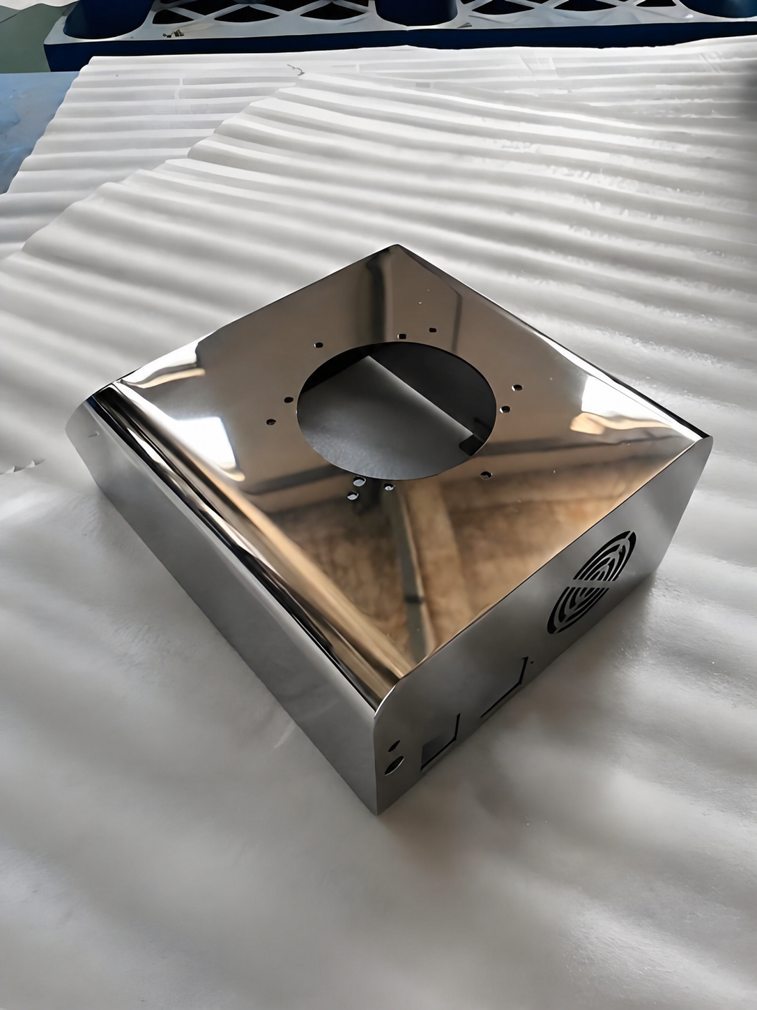 Polished sheet-metal enclosure with a controlled surface finish